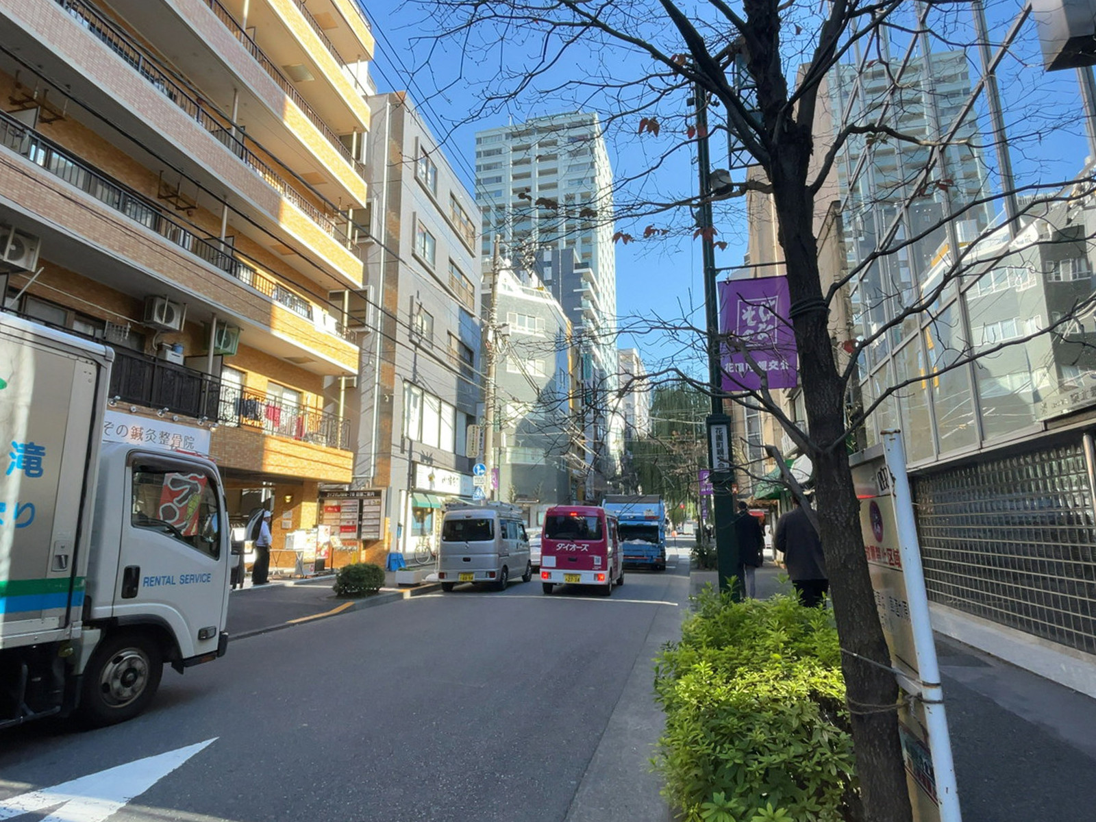 プライマリ新宿御苑ビル前面の通り