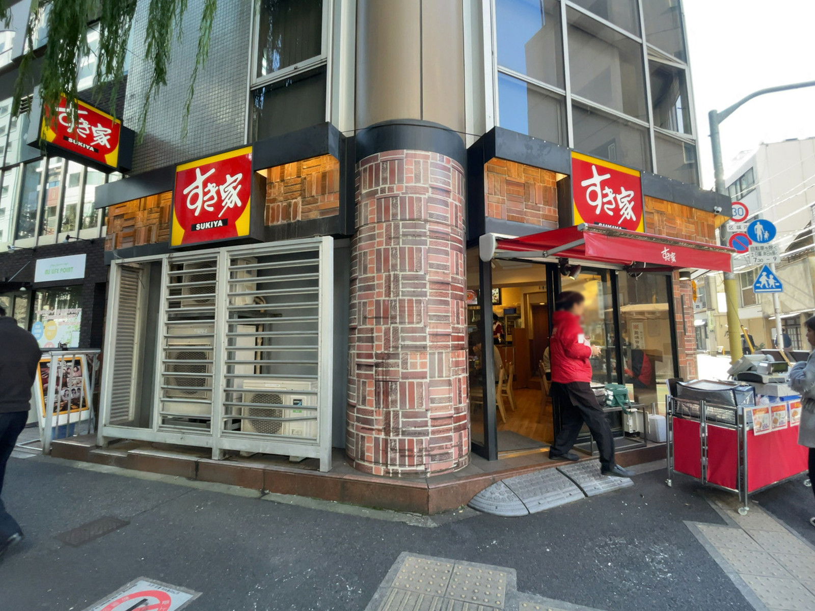 徒歩1分のすき家 新宿御苑前駅店