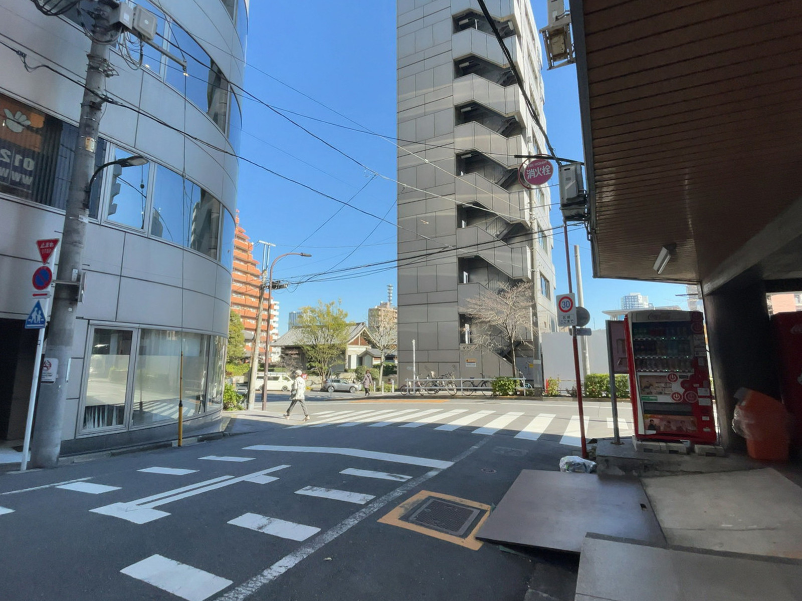 第二関根ビル前面の通り