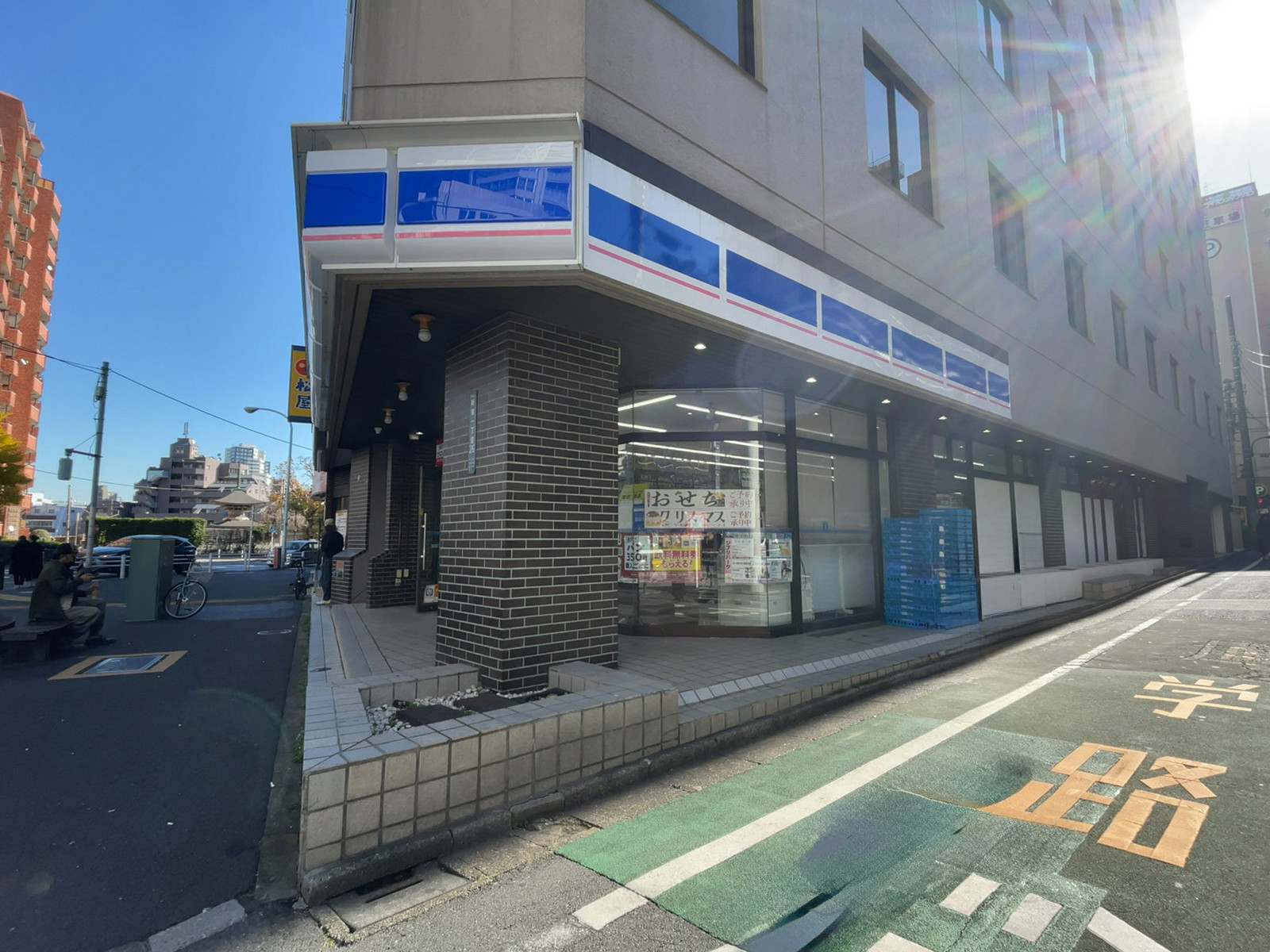 徒歩2分のローソン 新宿一丁目店