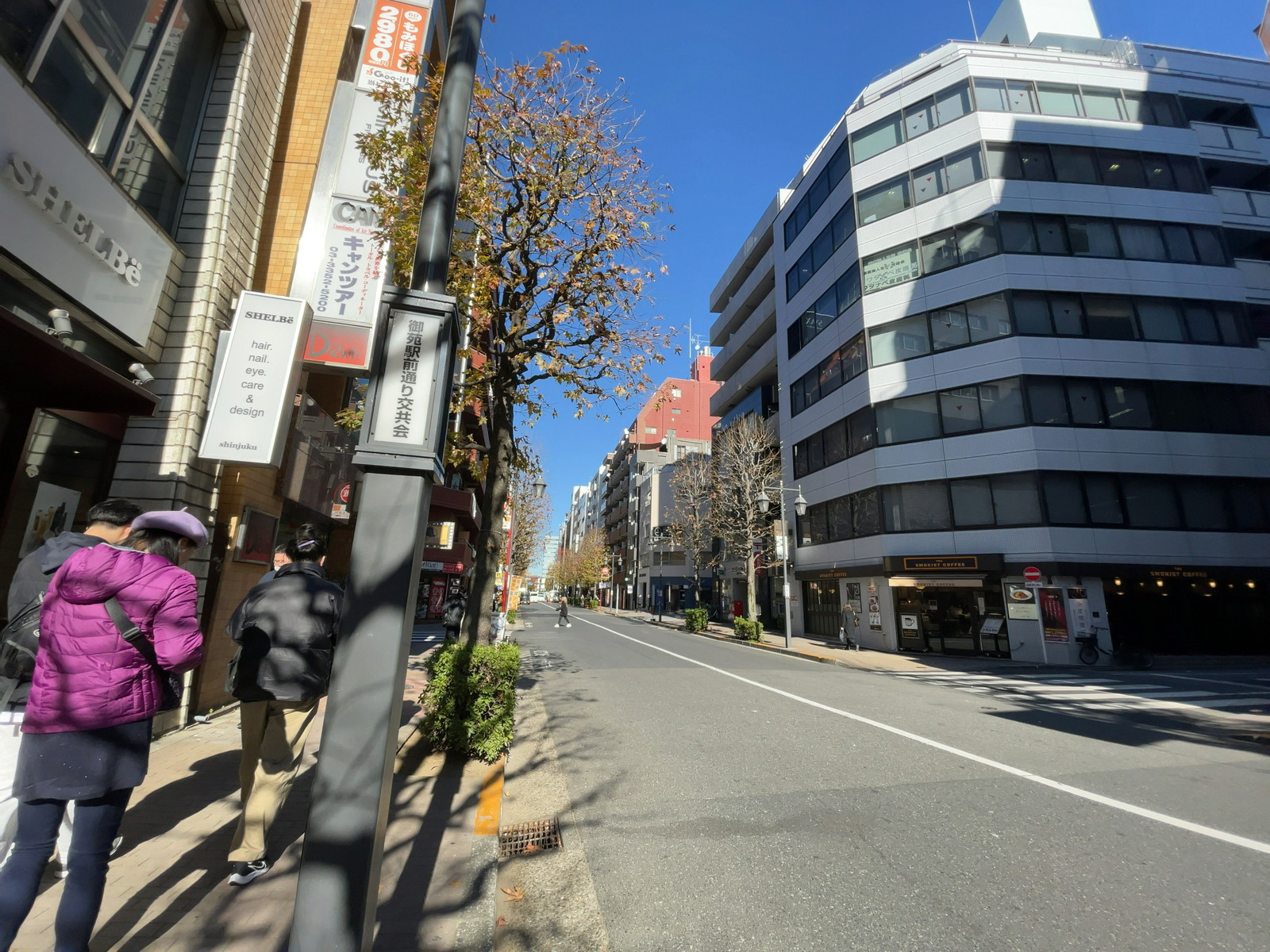 新宿セブンビル前面の通り