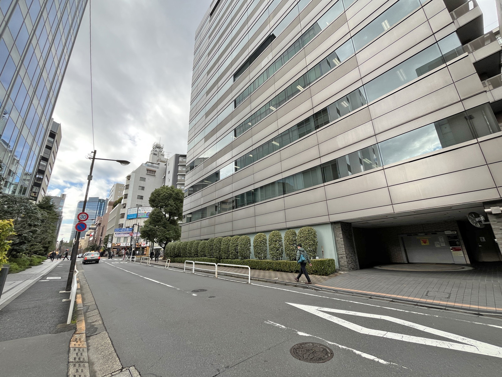 JS五番町ビル前面通り