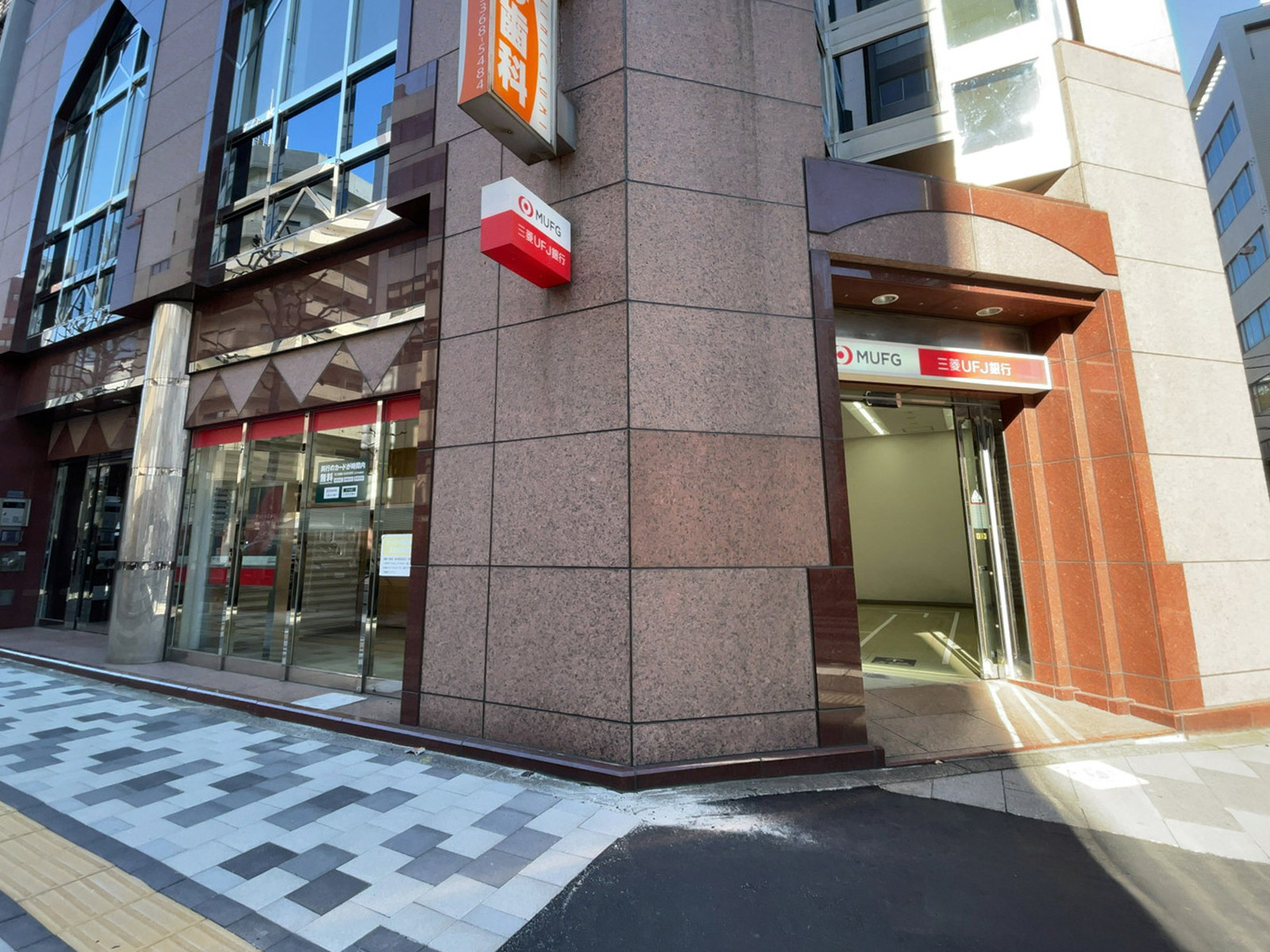 徒歩2分の三菱UFJ銀行 ATMコーナー 新宿御苑前