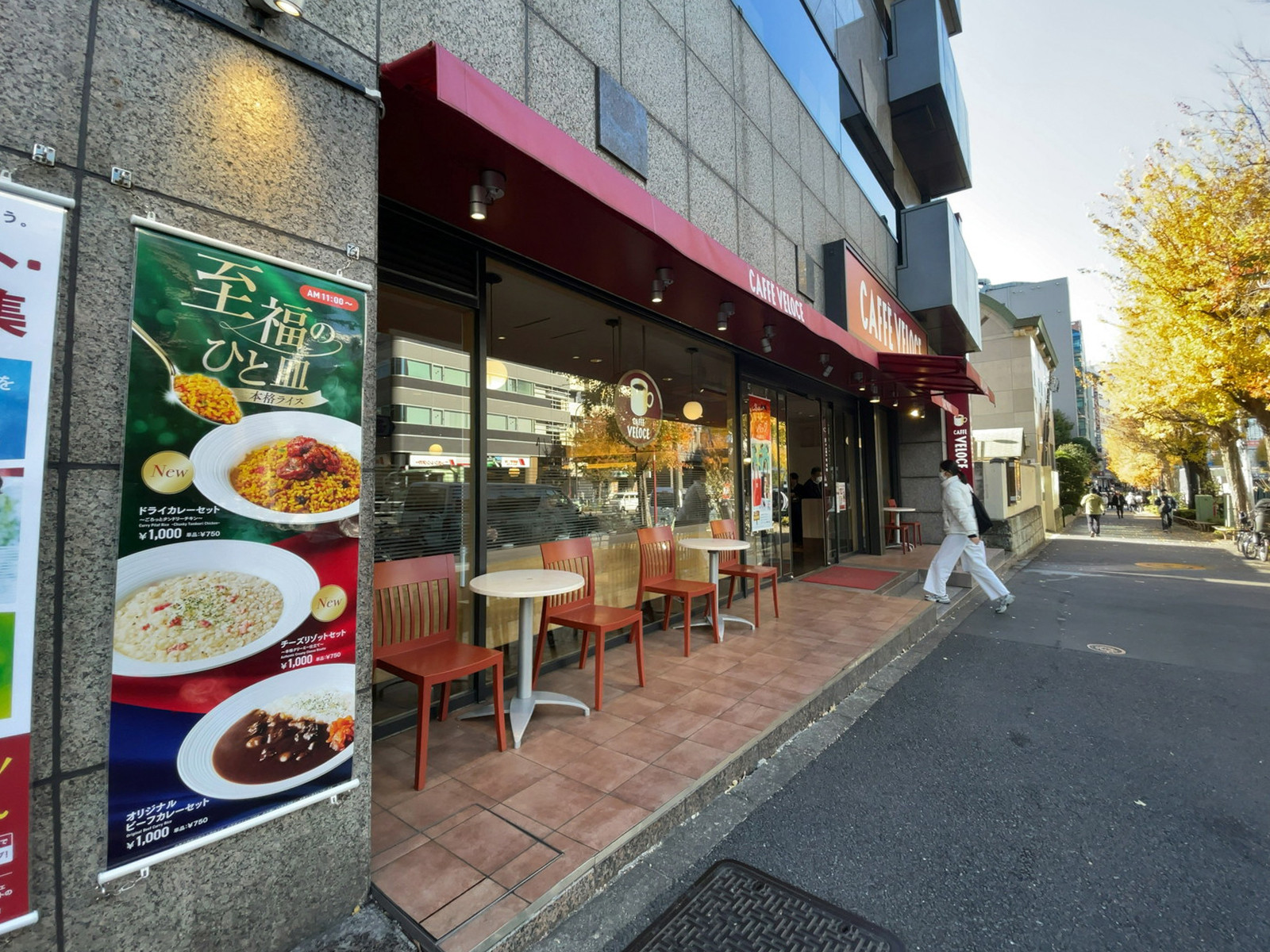 付近のカフェ・ベローチェ 新宿一丁目北店