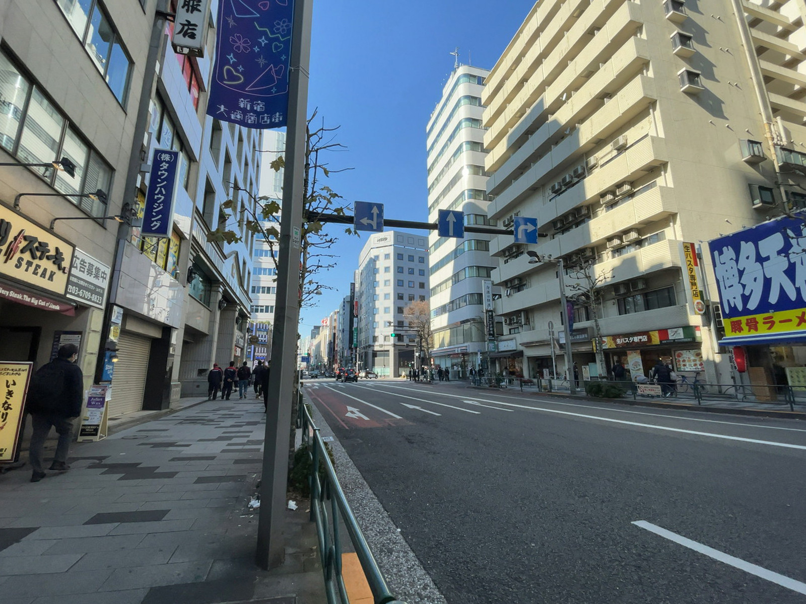 FORECAST新宿AVENUE前面の通り