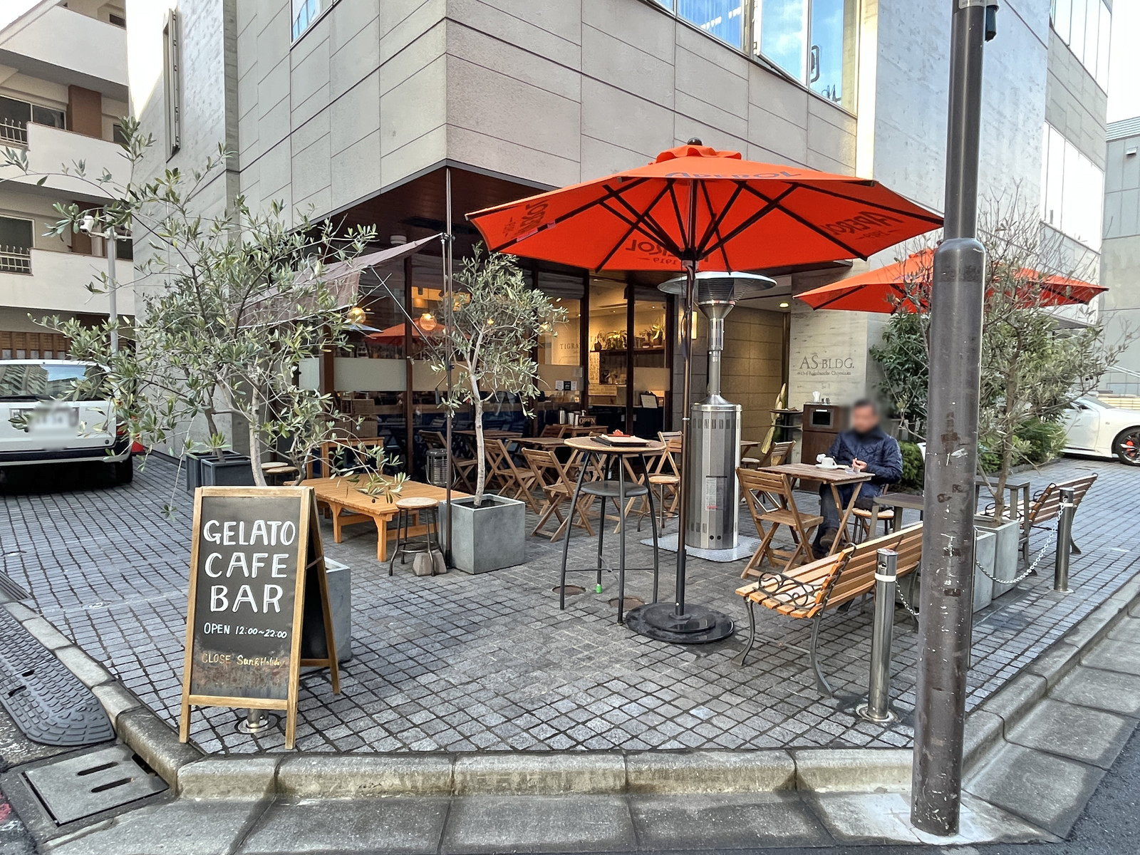 同じ並びのカフェ・バーTIGRATO