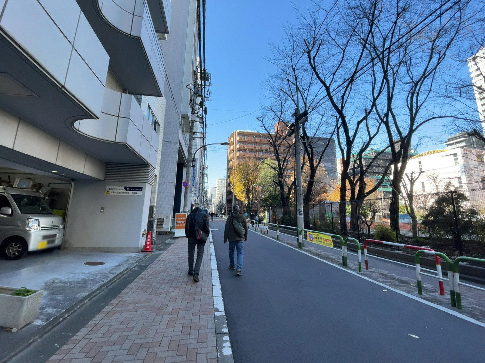 トラスト新宿ビル前面の通り