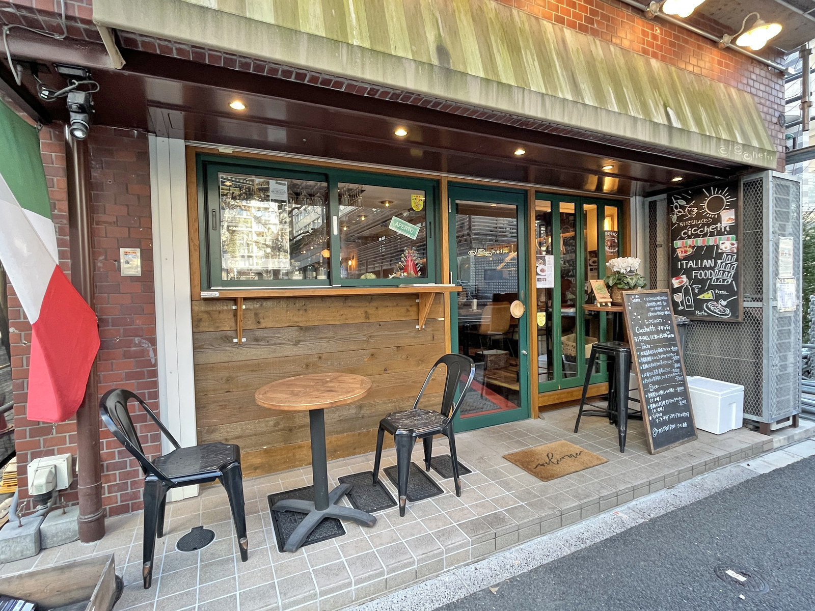 同じ並びのレストランちいさなしょくどうcicchetti