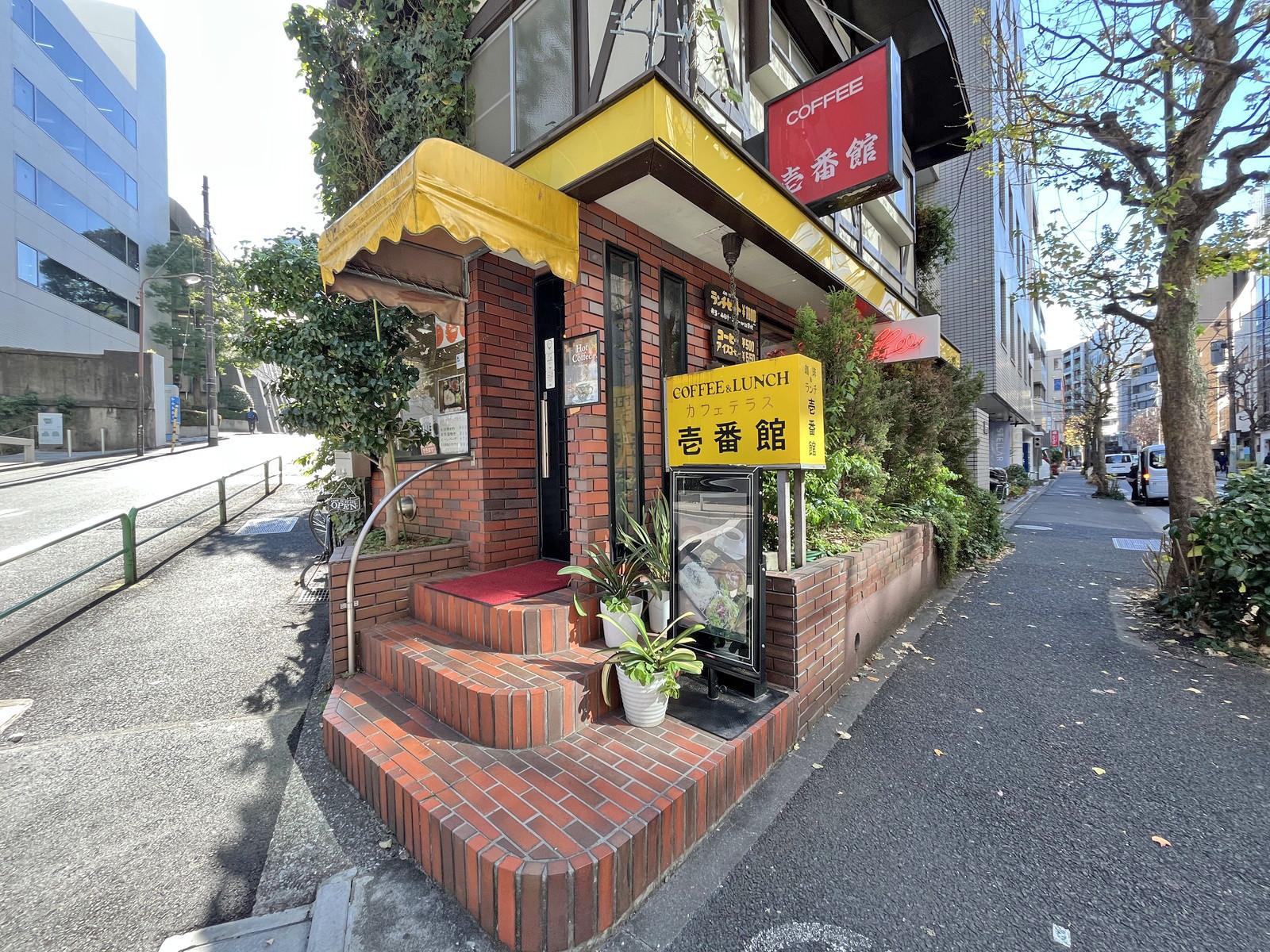 同じ並びのカフェ壱番館