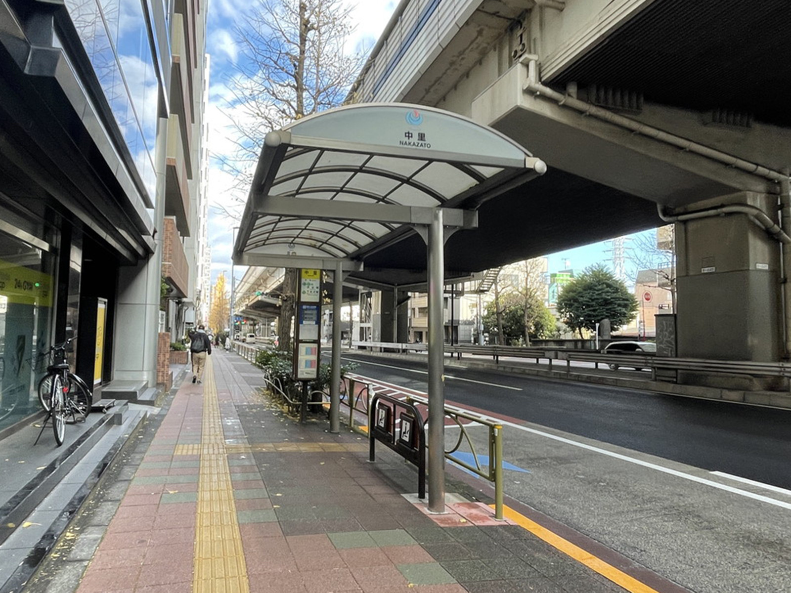 向かいのバス停「中里」