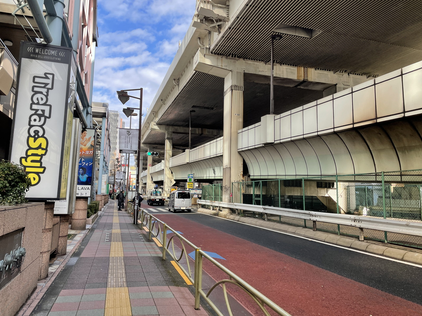 サンタワーズD棟前面の通り