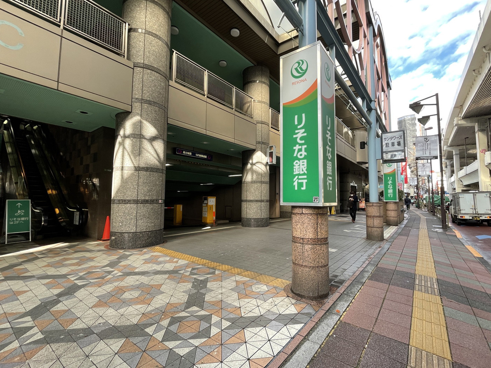 周辺には銀行ATMが複数点在