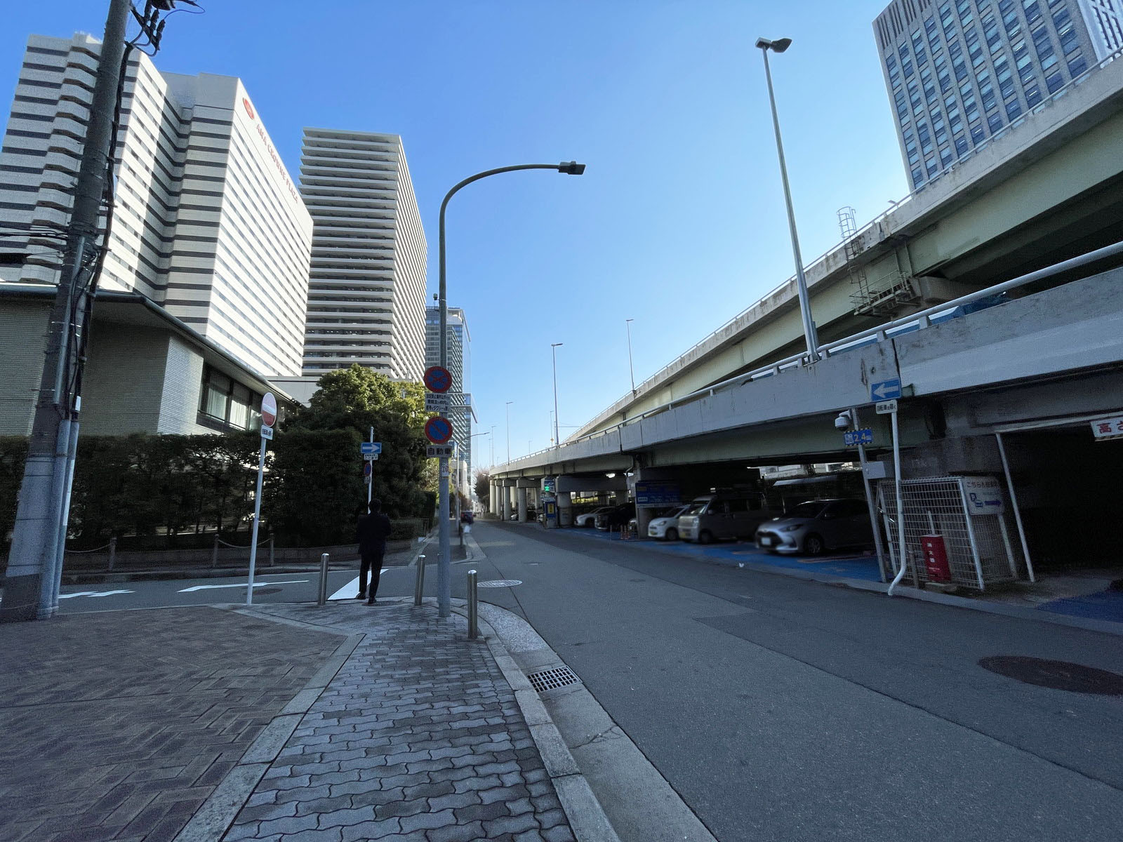 アクア堂島東館前面の通り
