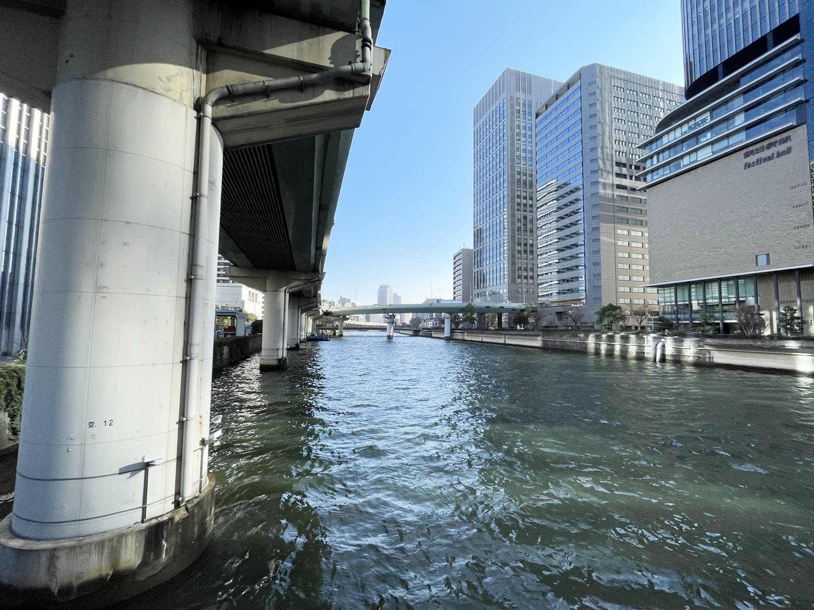 向かいにある堂島川