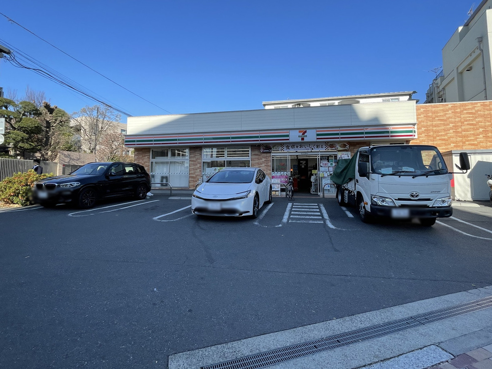向かいのセブンイレブン目黒鷹番2丁目店