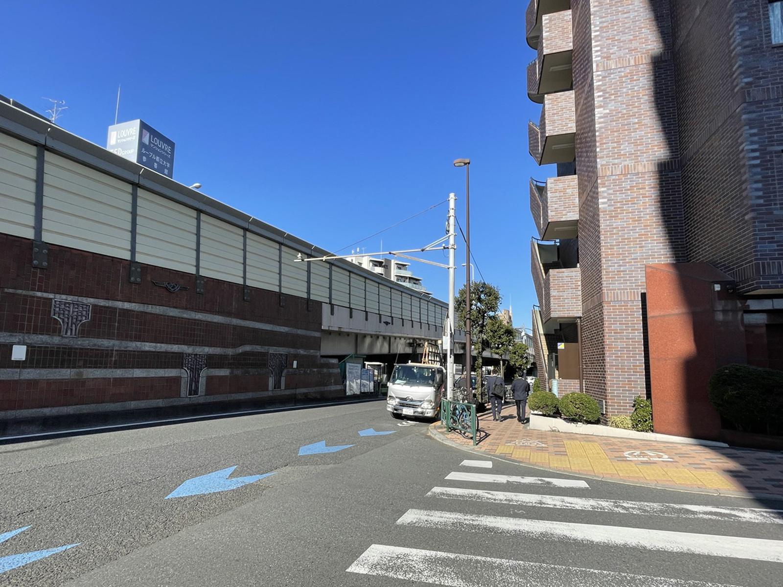 クレッセント柿の木坂前面の通り