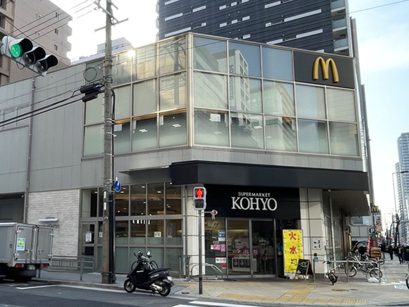 向かいにあるKOHYO南船場店