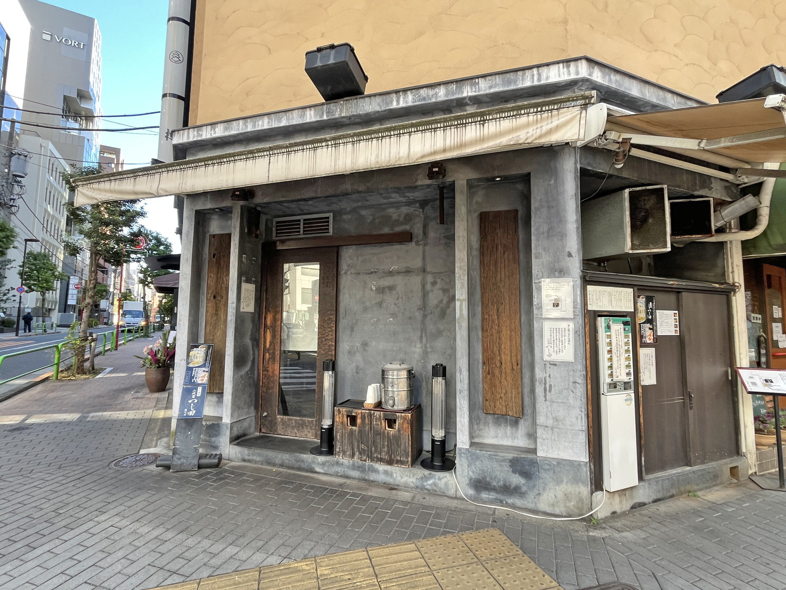 同じ並びのめん徳二代目つじ田
