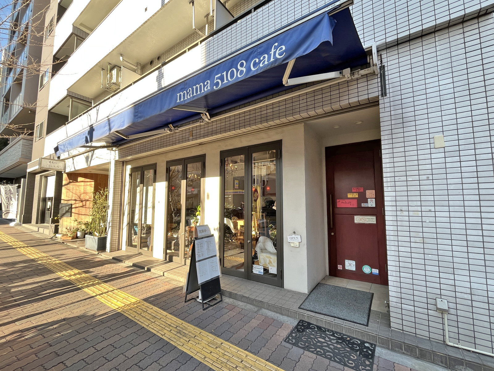 向かいの通りのカフェmama5108cafe