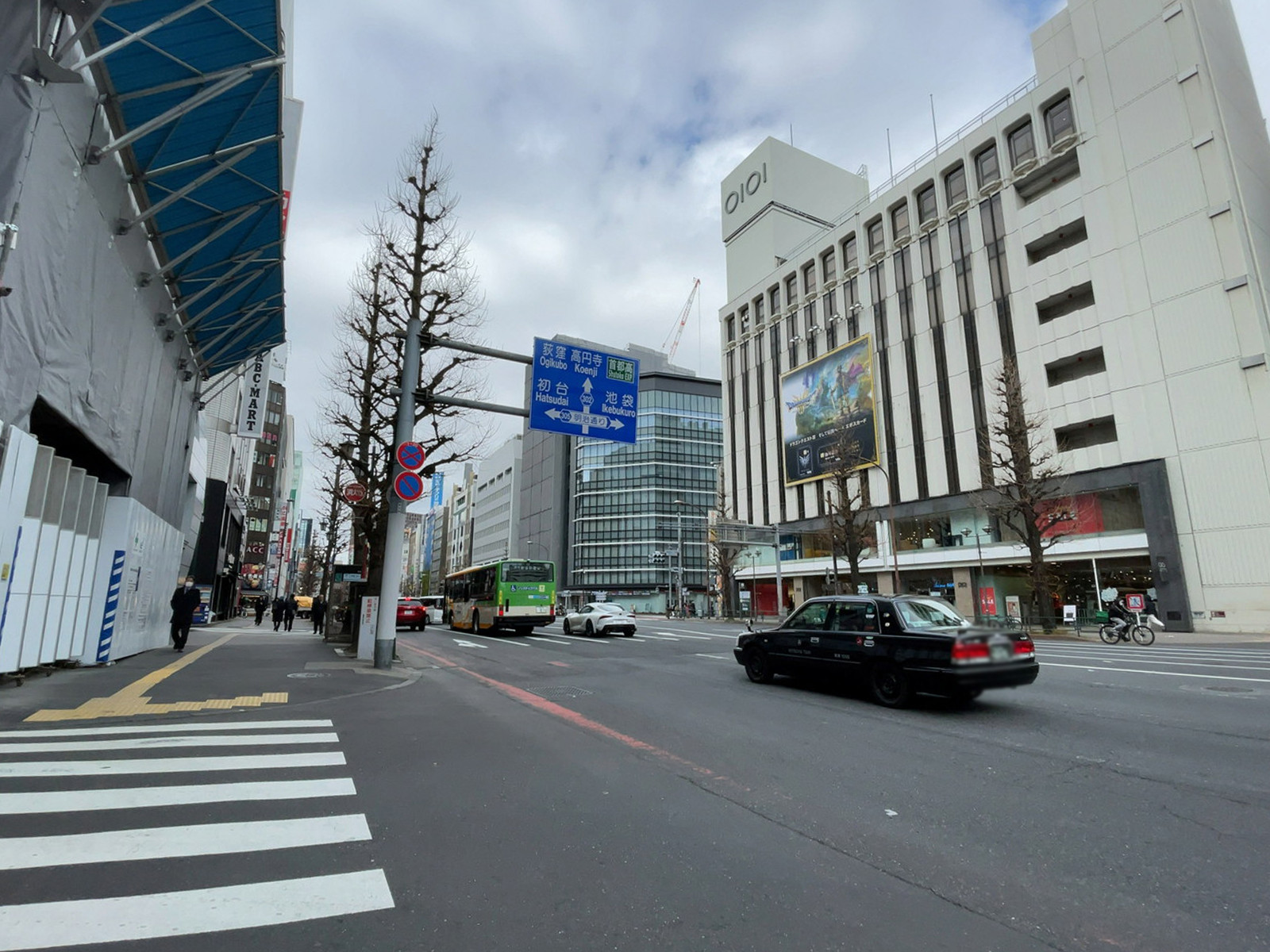 新宿311ビル前面の靖国通り