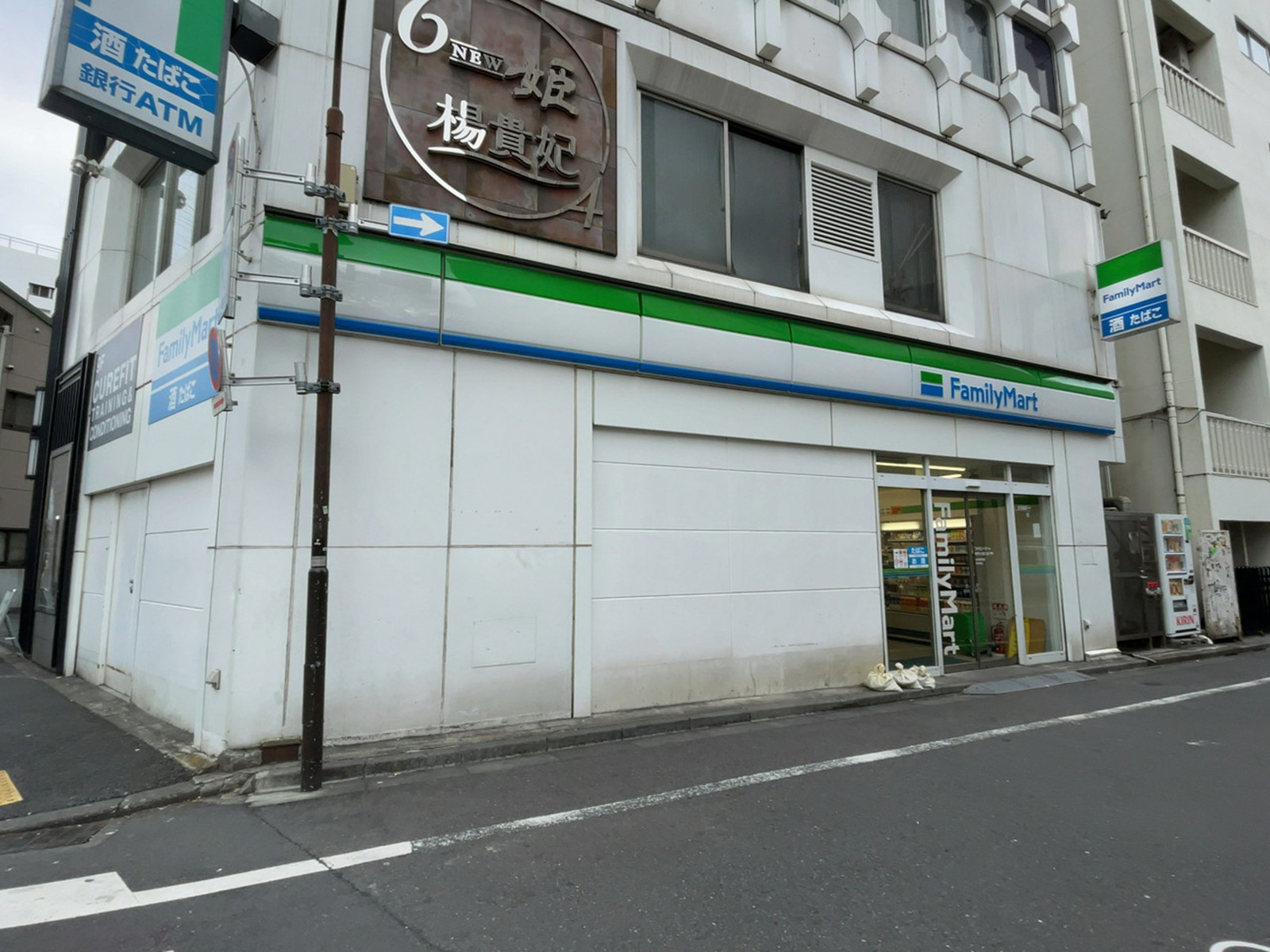 徒歩2分のファミリーマート 御苑大通り店
