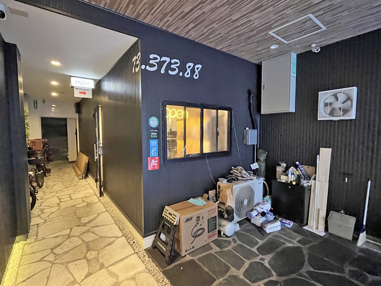 徒歩1分のカフェ73.373.88