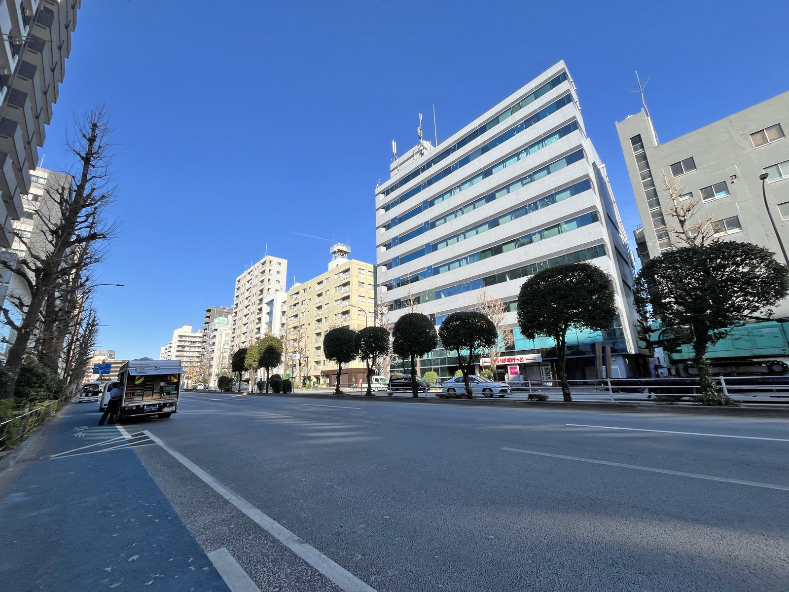アクア白山ビル前面の白山通り