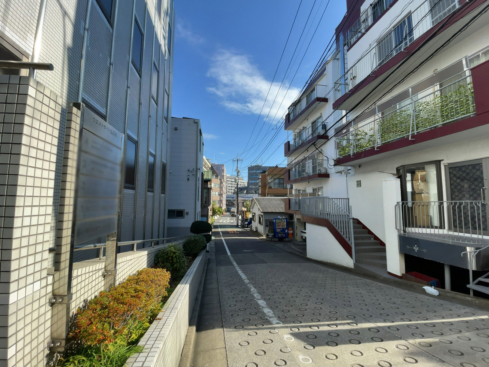 ウエストサイド五反田ビル前面の通り