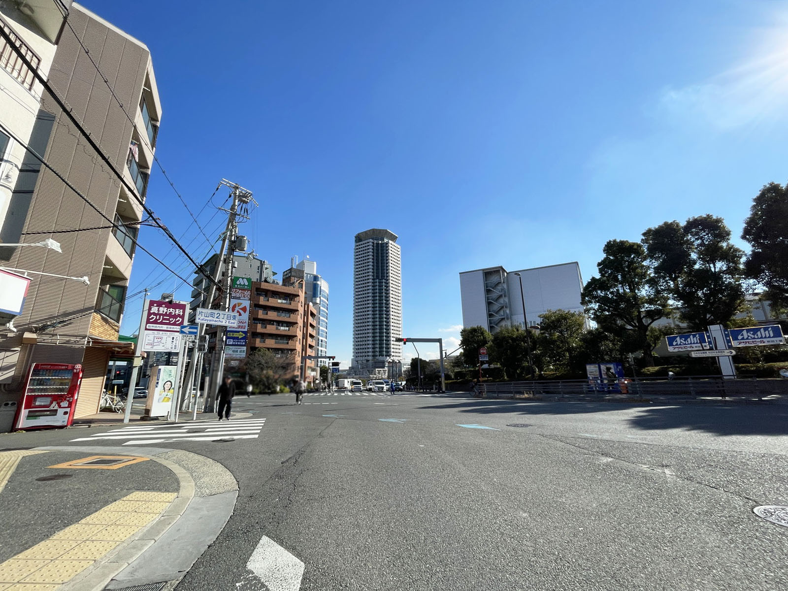 野崎ビル前面の通り