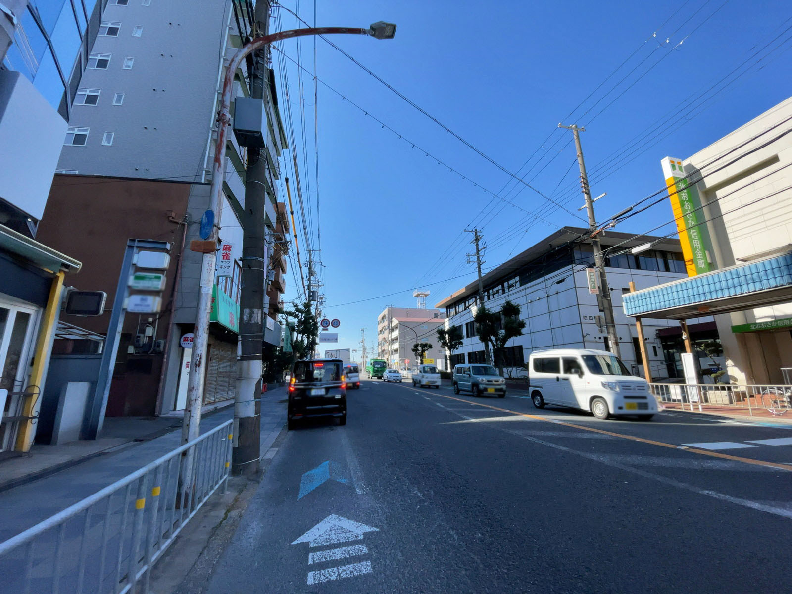 BHビル前面の通り