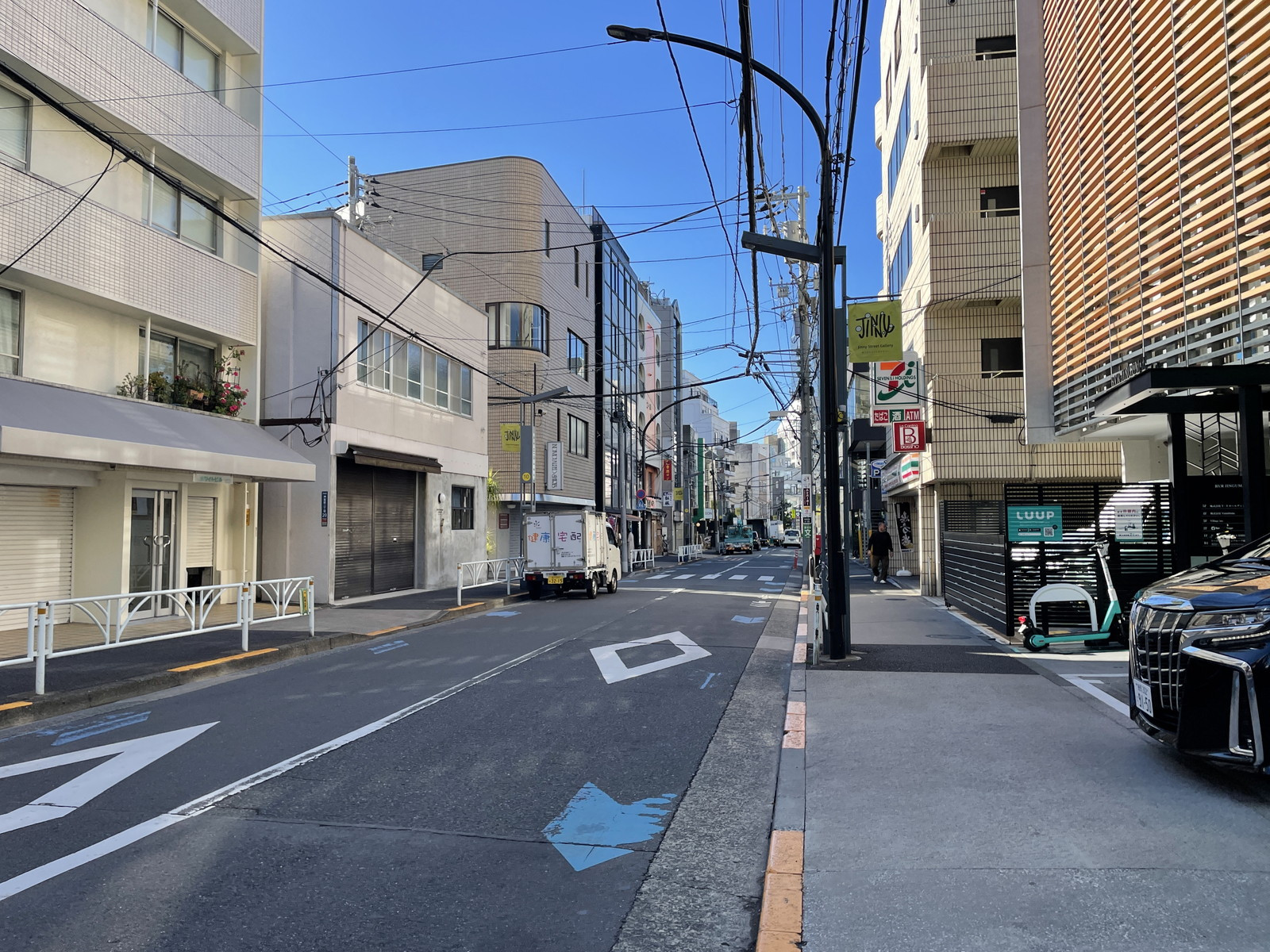 BVR神宮前前面の通り