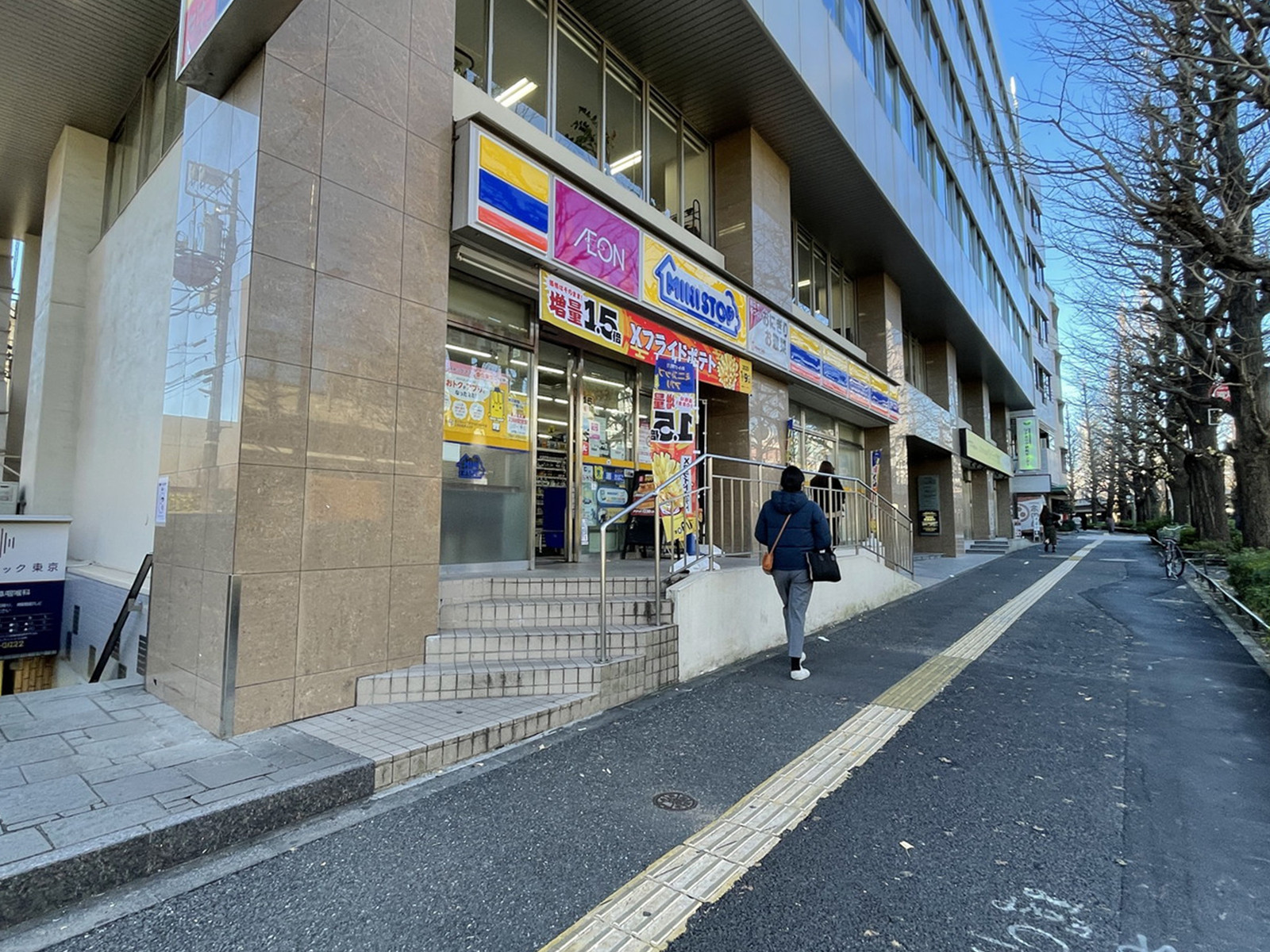 徒歩1分のミニストップ千駄ヶ谷駅前店