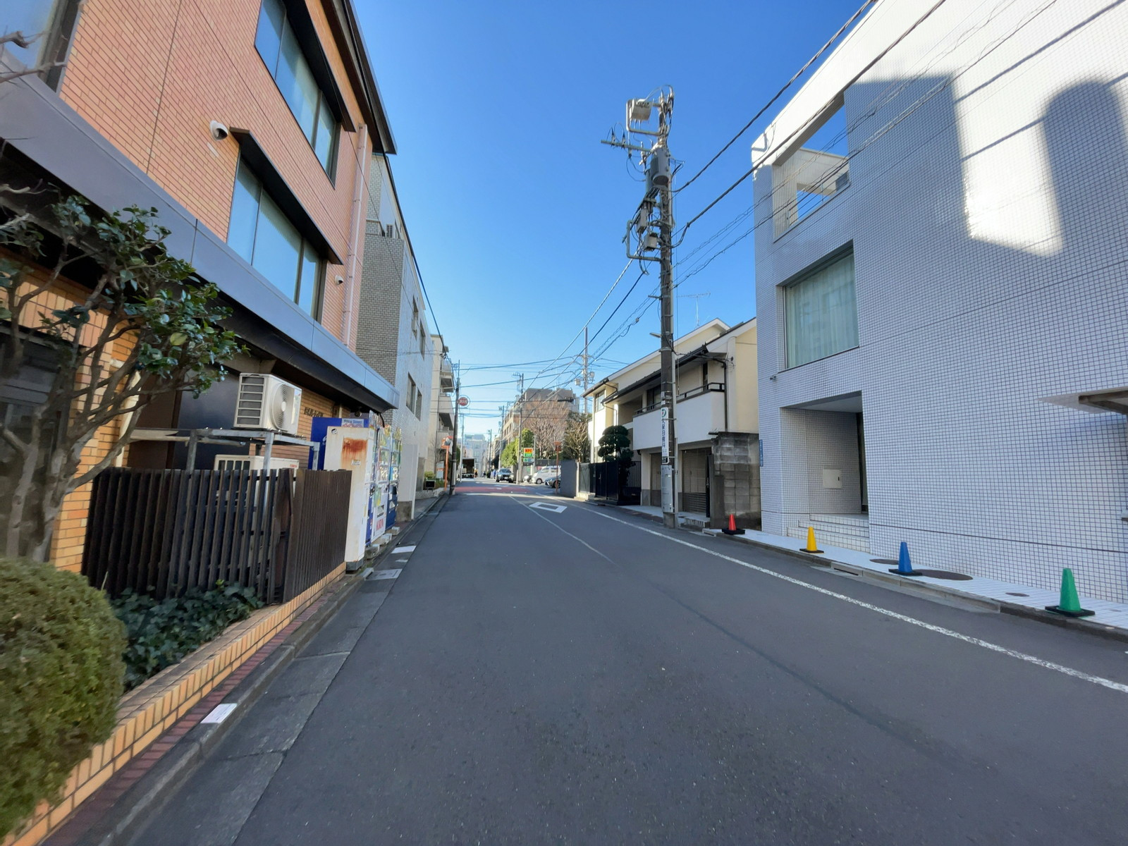 HT千駄ヶ谷ハウスX前面の通り