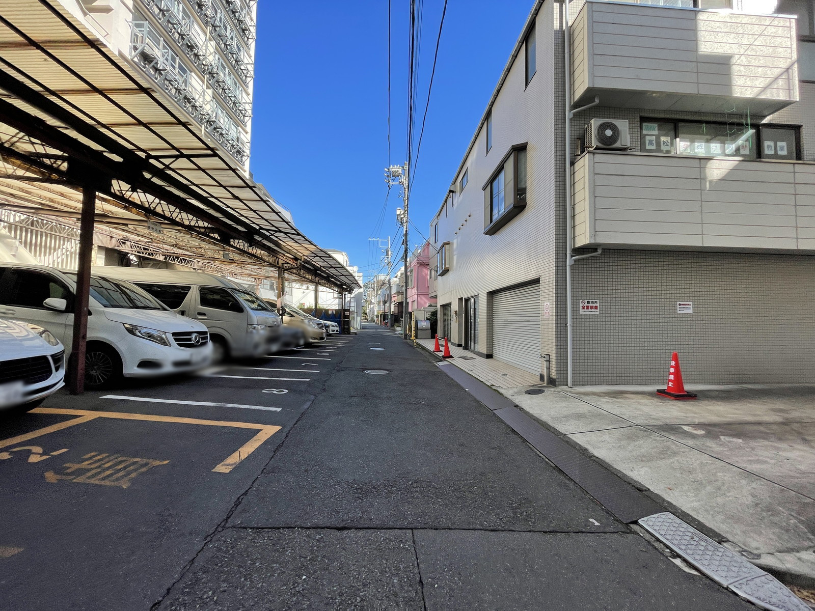 パレ・ジュノ前面の通り