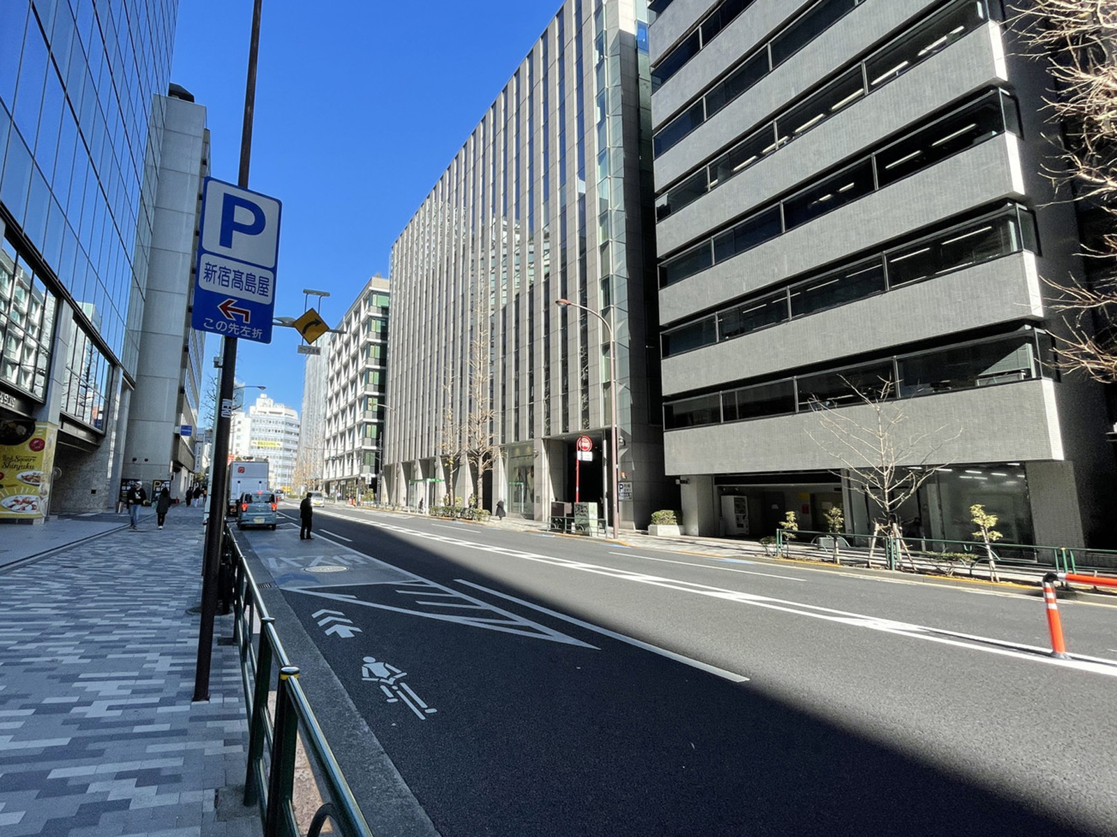 新宿パークサイドビル前面の通り