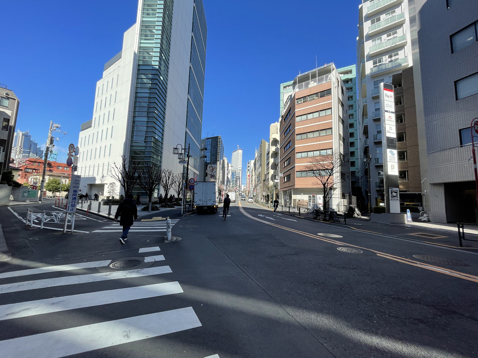 インターパーク代々木前面の通り