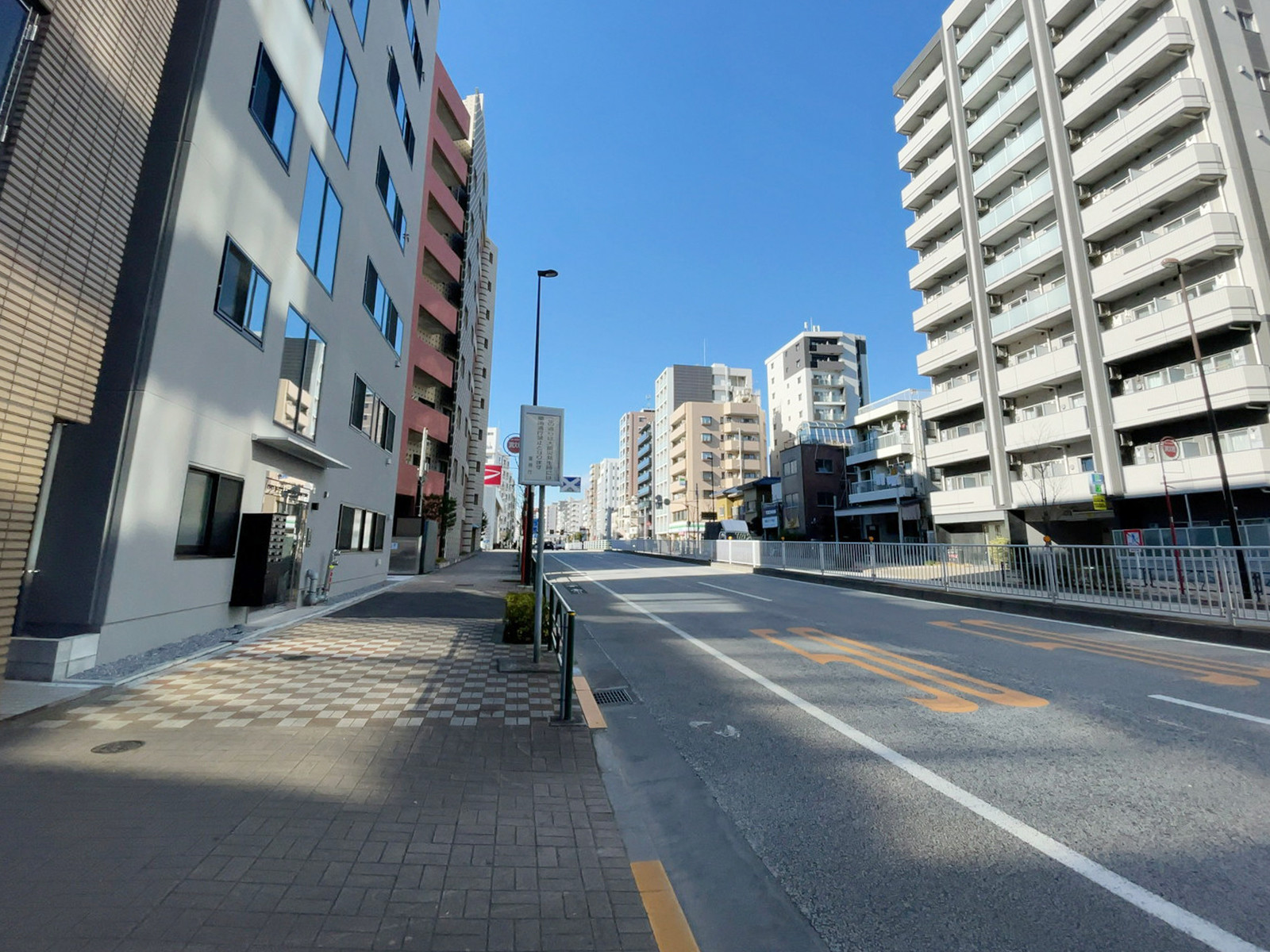 AHAVAビル前面の通り