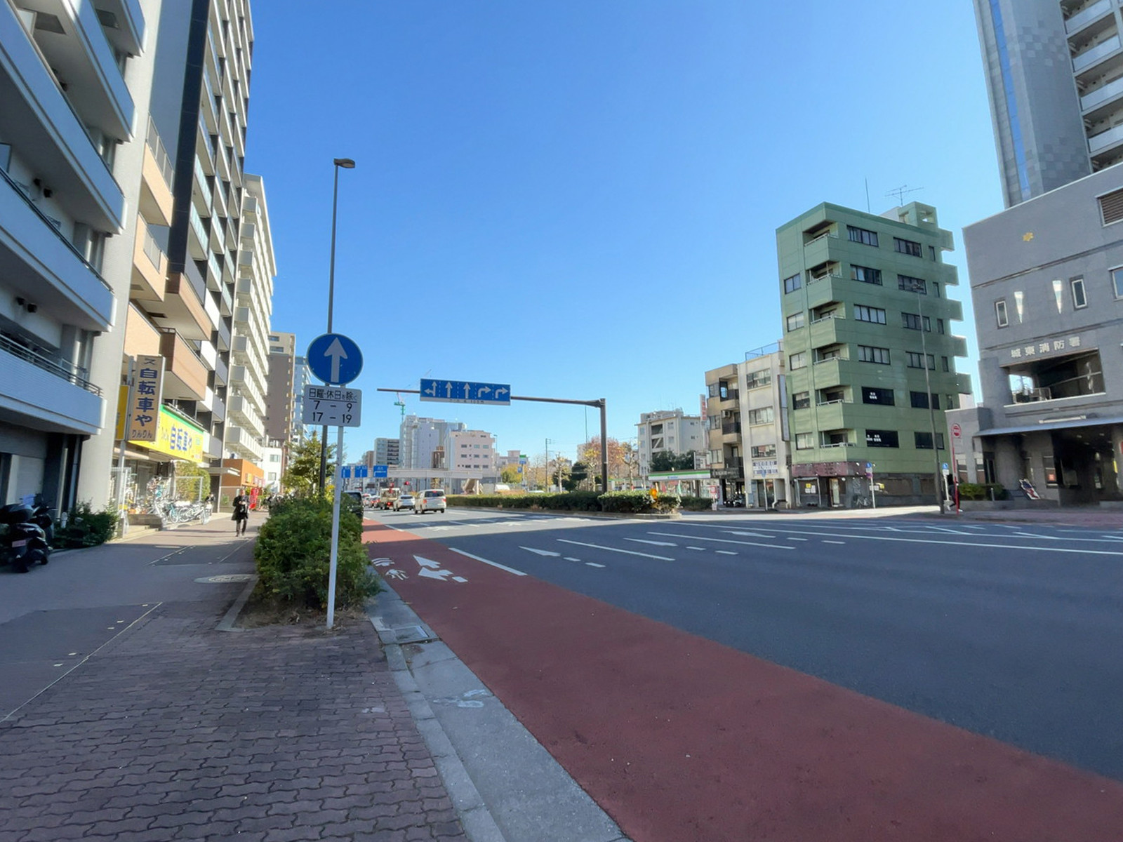 ルミエールビル前面の通り