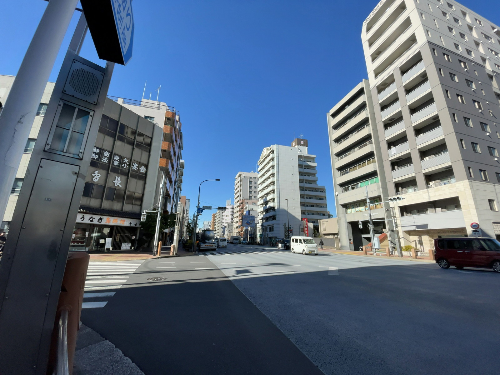 ビル前の蔵前橋通り