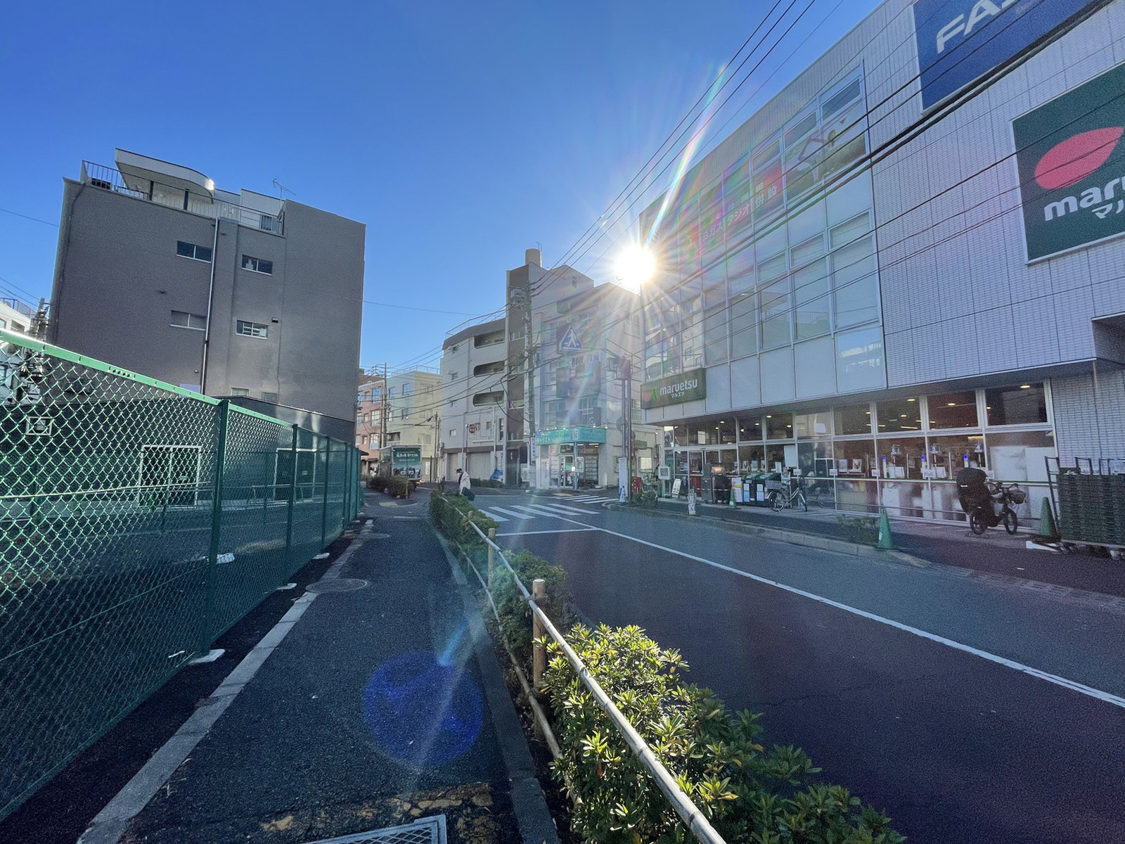 新井薬師駅前ビル前面の通り