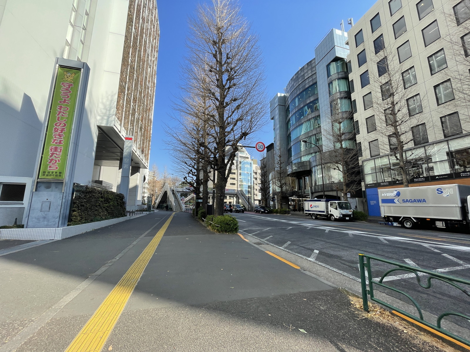 神宮前M-SQUARE前面の明治通り