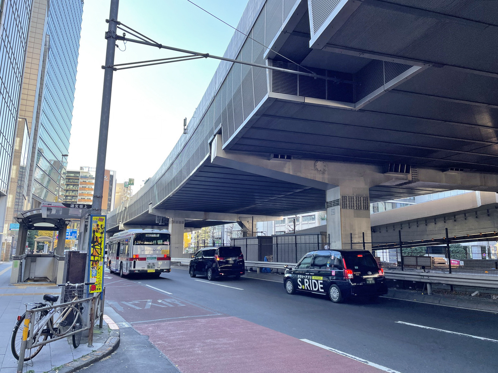 グリーン南平台ビル前面の玉川通り