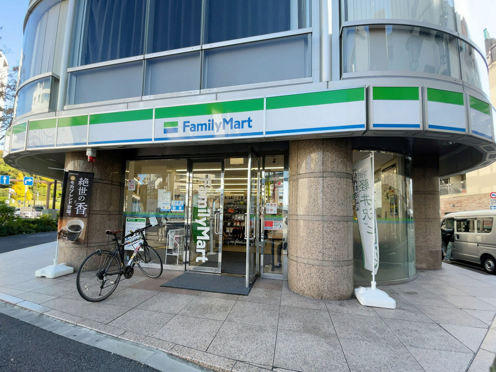 徒歩3分のファミリーマート 渋谷富ヶ谷一丁目店.