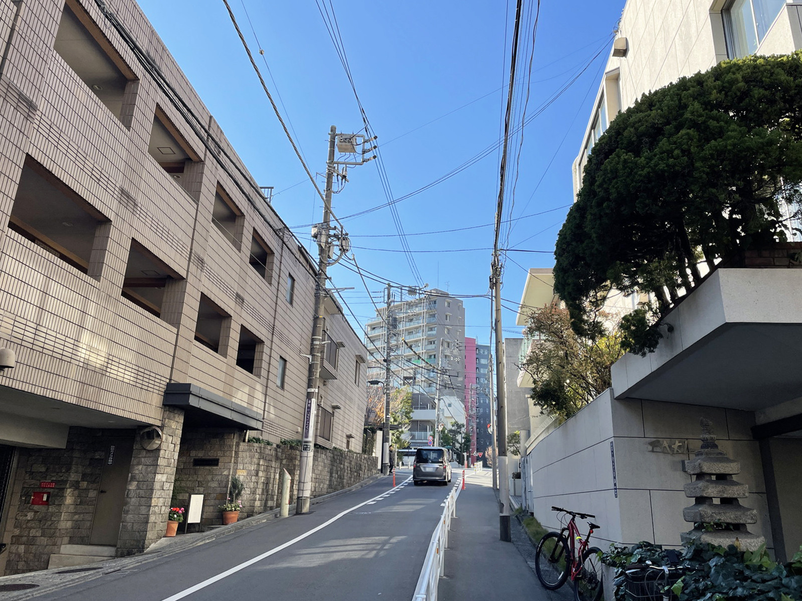 周辺は閑静な住宅街