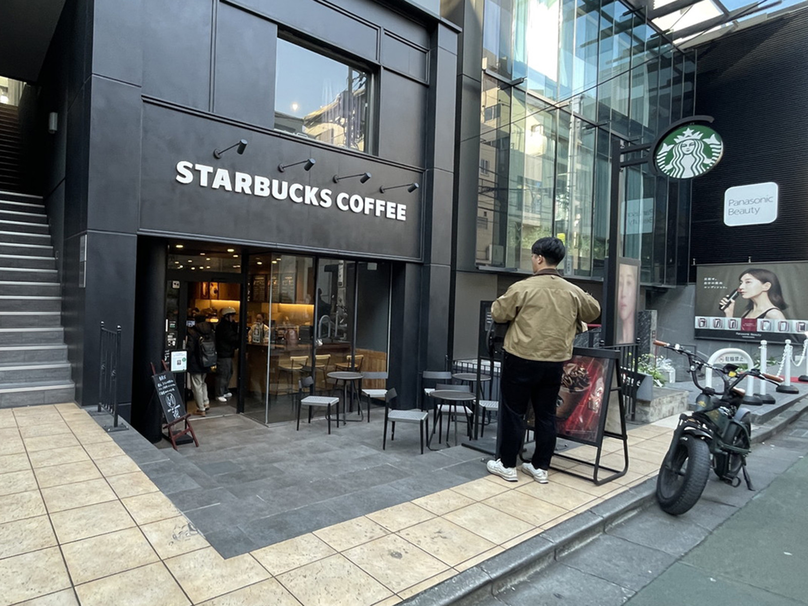 徒歩2分のスターバックスコーヒー表参道神宮前4丁目店