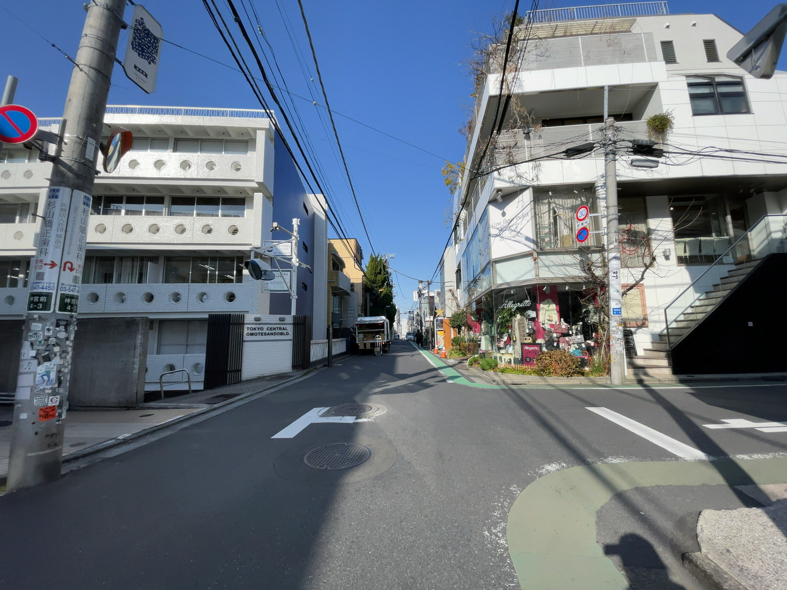 東京セントラル表参道ビル前面の通り