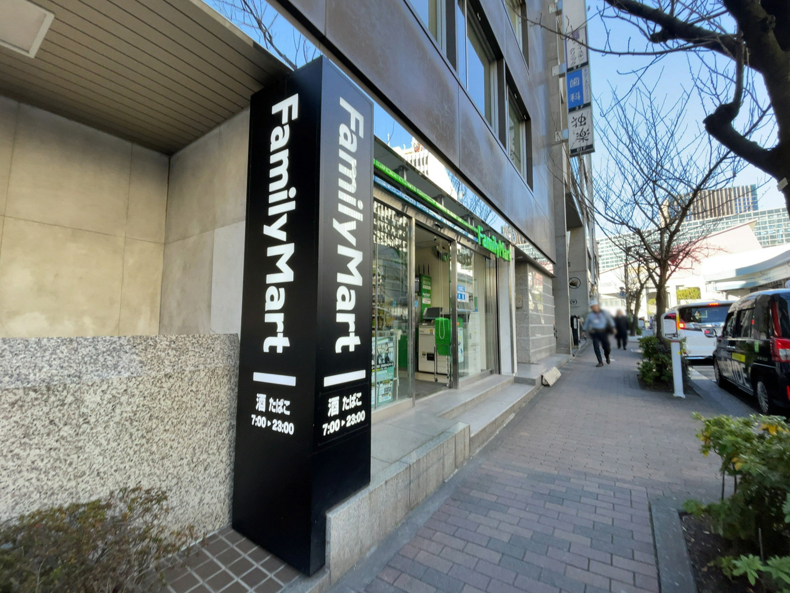 徒歩1分のファミリーマート 銀座桜通り店