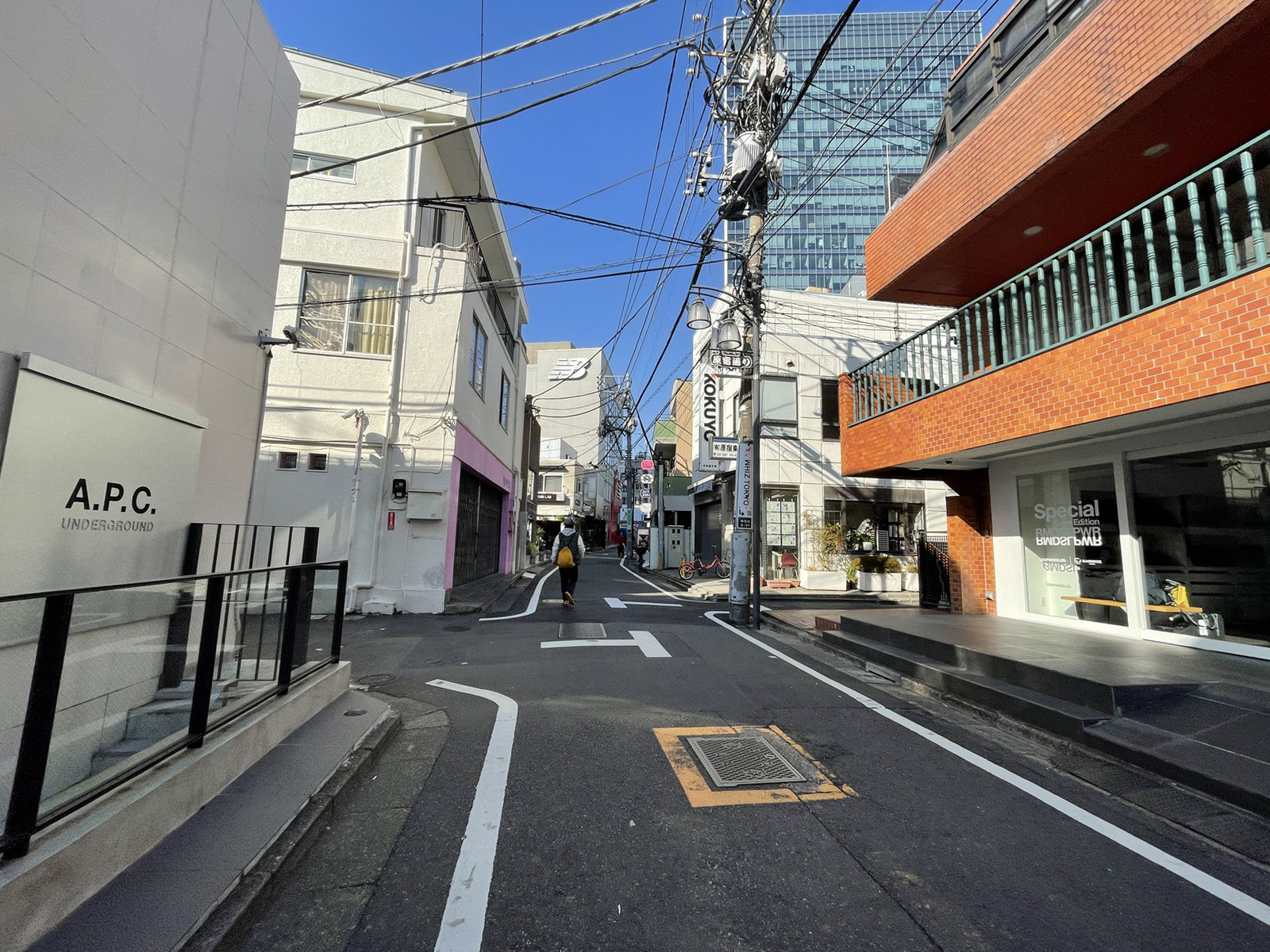 周辺はアパレルショップが立ち並ぶエリア