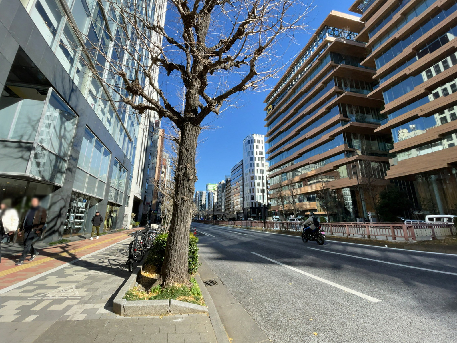 ビル前の日本橋芝浦大森線