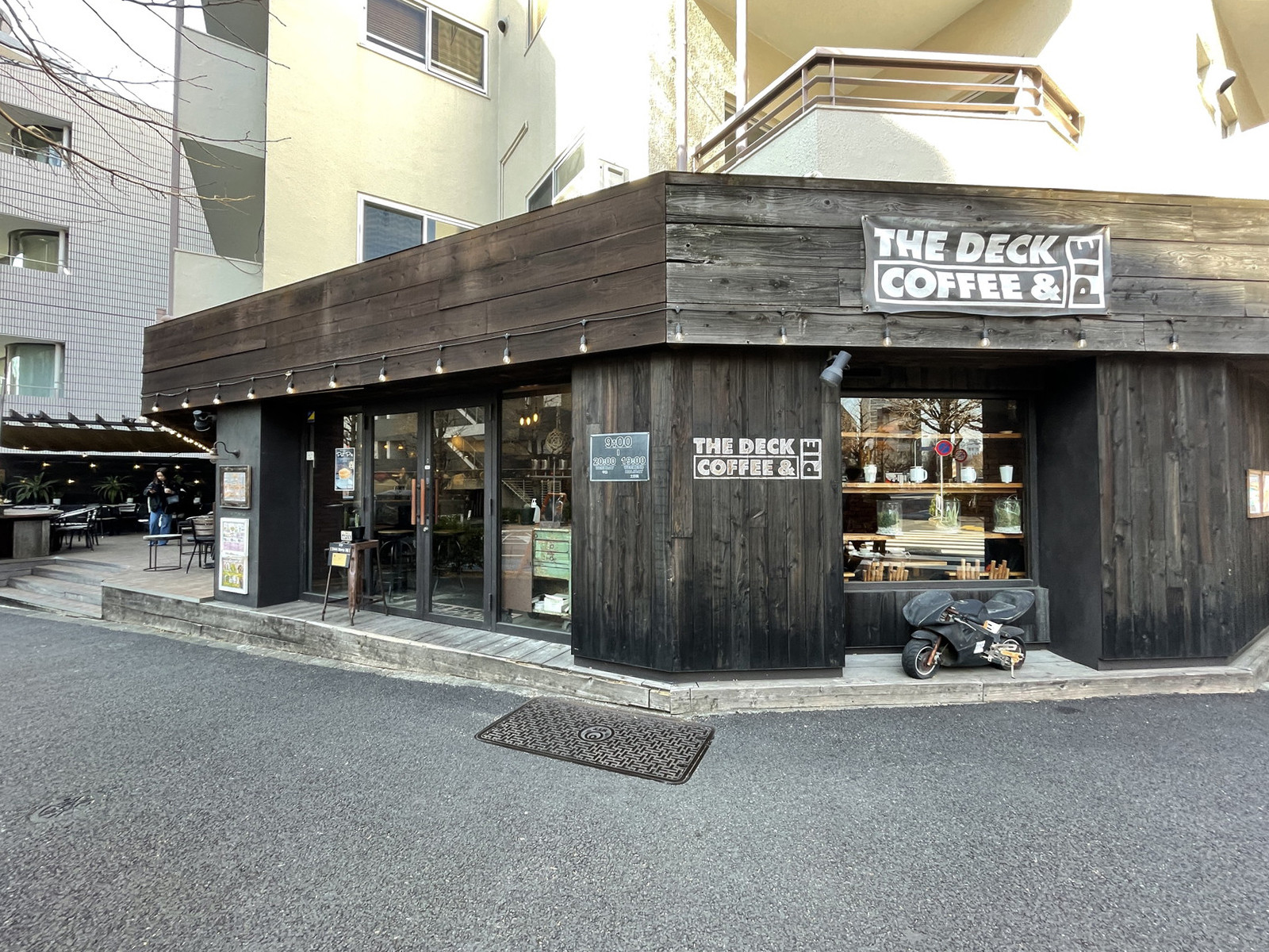 周辺には飲食店があり